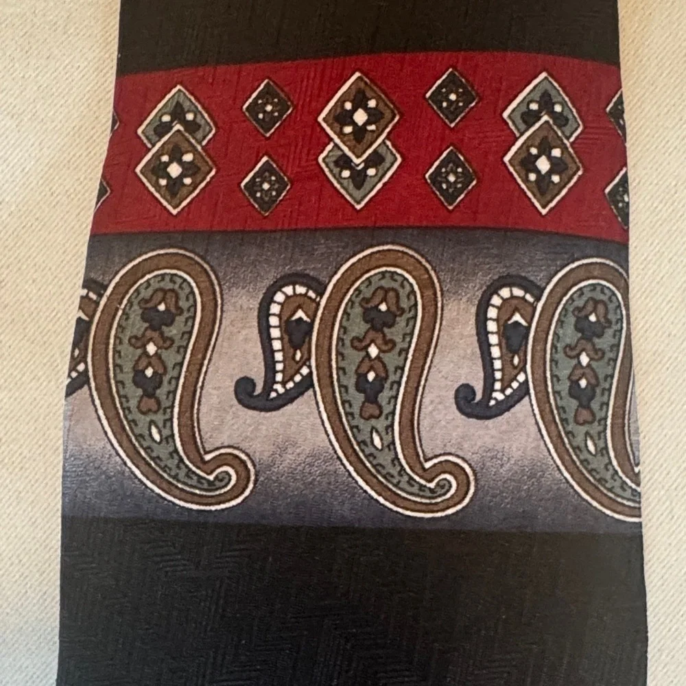 Vintage Town Craft Paisley Men's Tie in Red and Black extra long 62 in